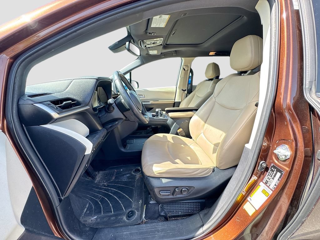 Used 2022 Toyota Sienna XLE w/ XLE Plus Package FWD image 5