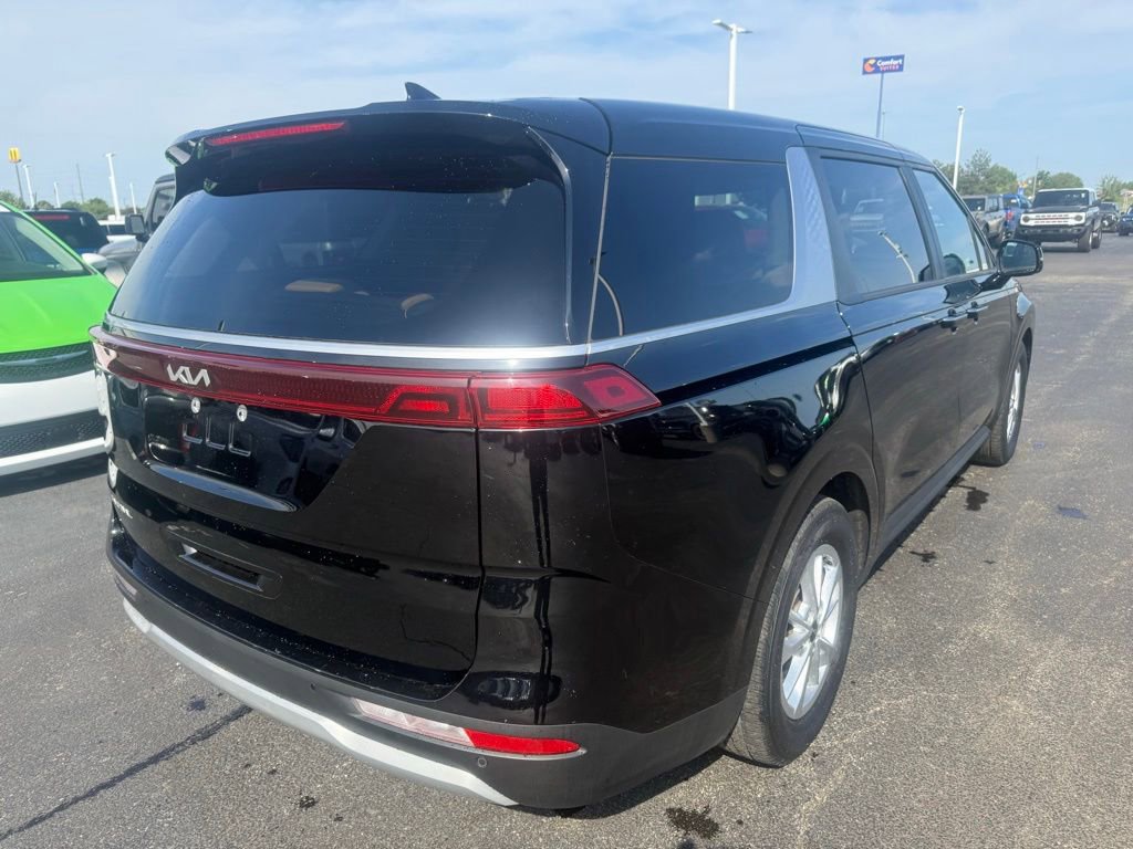 Used 2024 Kia Carnival LX FWD image 3