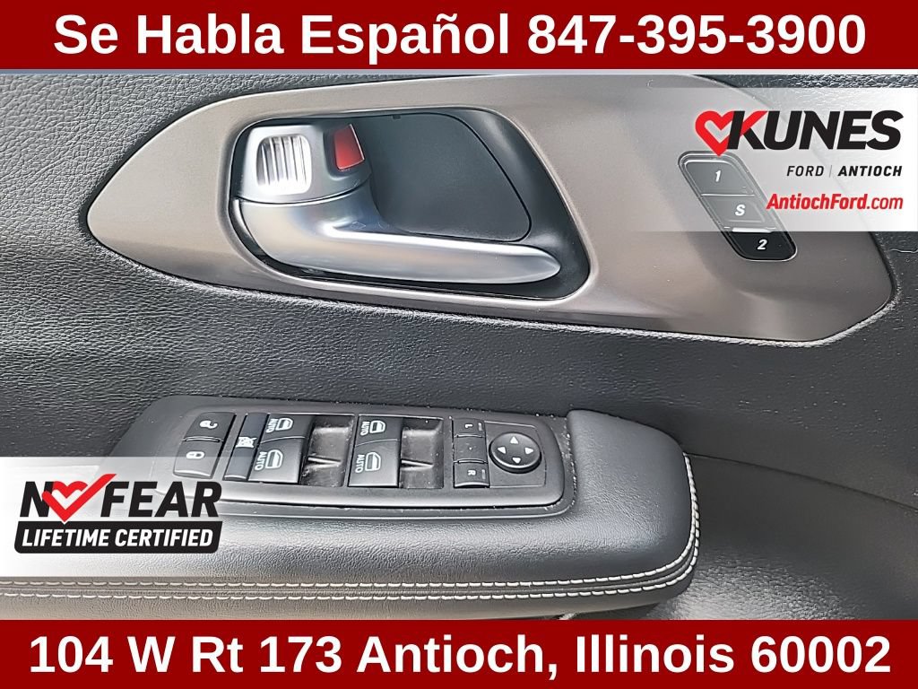 Used 2025 Chrysler Pacifica Select FWD image 55