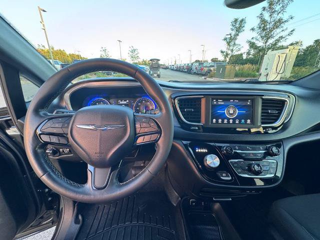 Used 2020 Chrysler Pacifica Touring w/ S Appearance Package FWD image 12