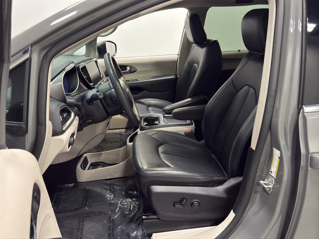 Used 2023 Chrysler Pacifica Touring-L image 10