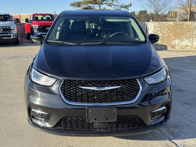 Used 2023 Chrysler Pacifica Touring-L image 9