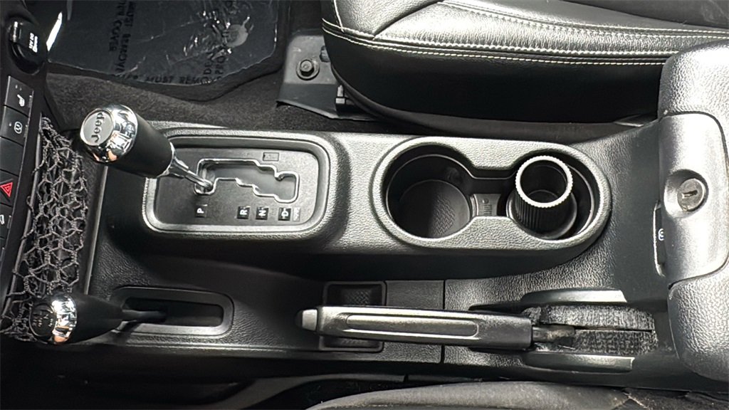 Used 2018 Jeep Wrangler Unlimited Rubicon w/ Connectivity Group image 16