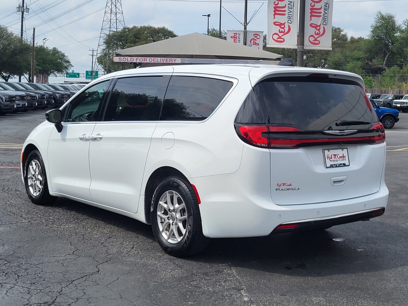 Used 2025 Chrysler Pacifica Select image 5