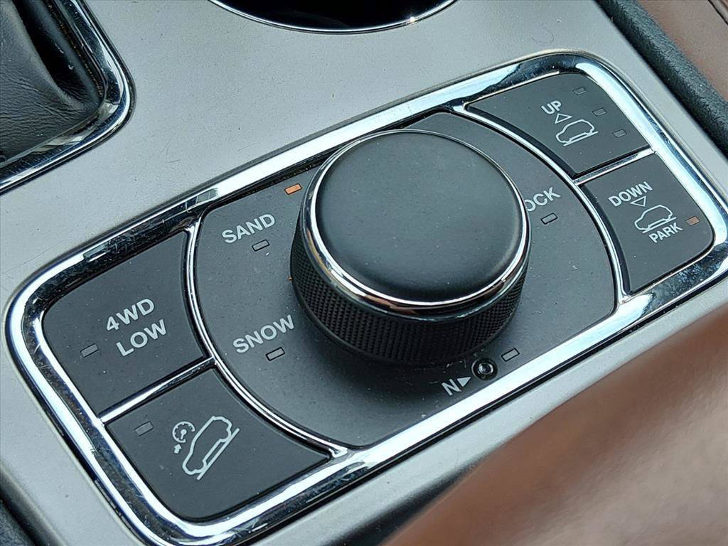 Used 2020 Jeep Grand Cherokee Overland AWD/4WD image 22