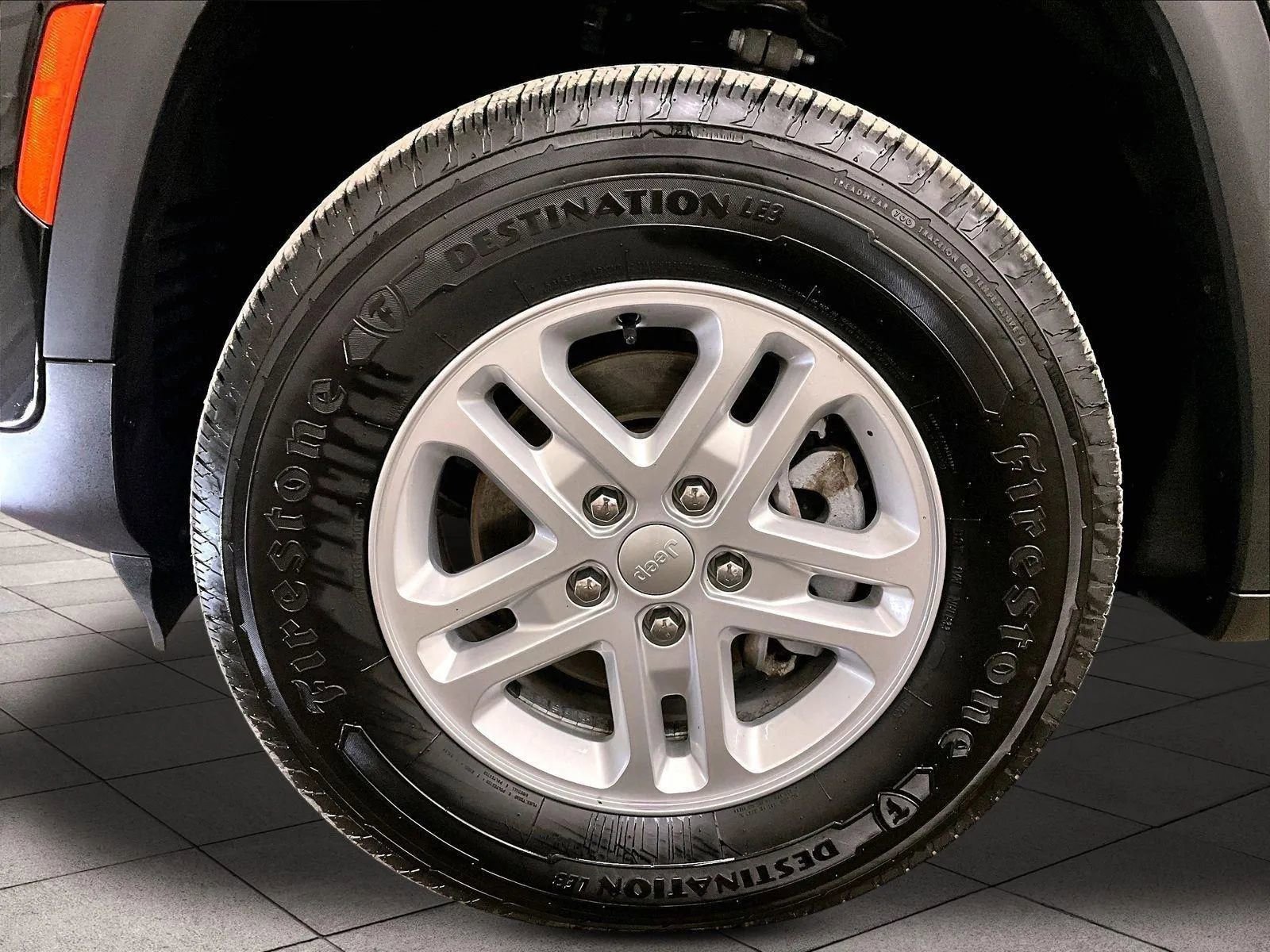 Used 2023 Jeep Grand Cherokee Laredo AWD/4WD image 8