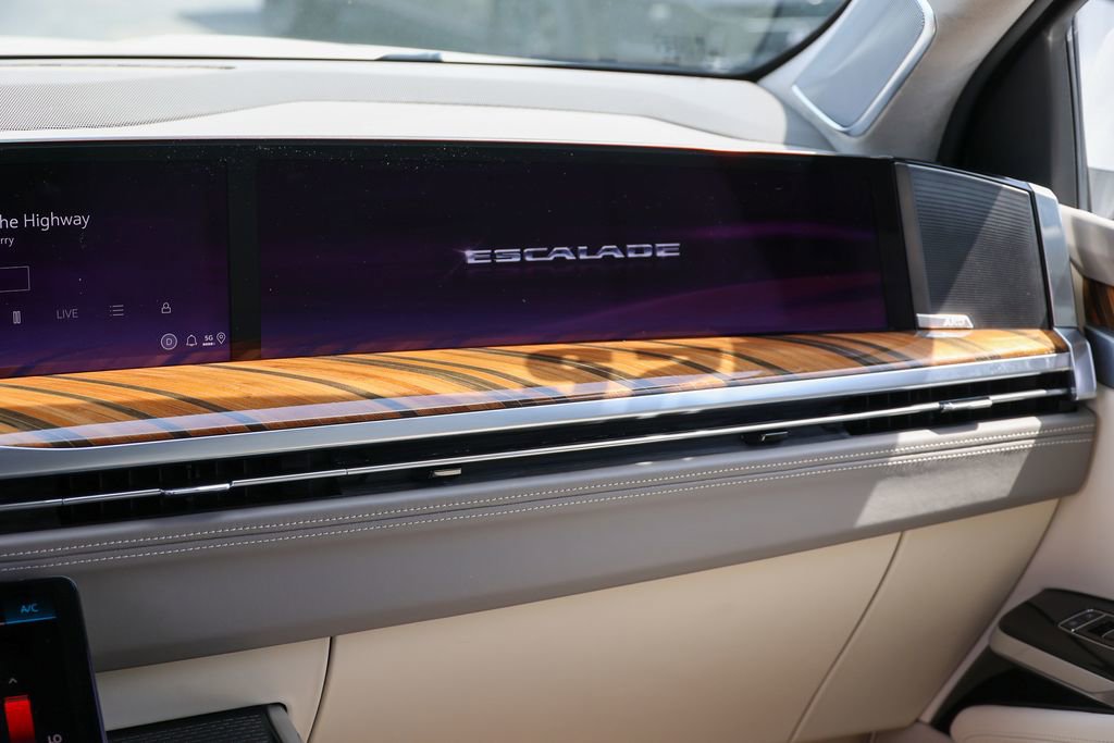 Used 2025 Cadillac Escalade Premium Luxury Platinum AWD/4WD image 14