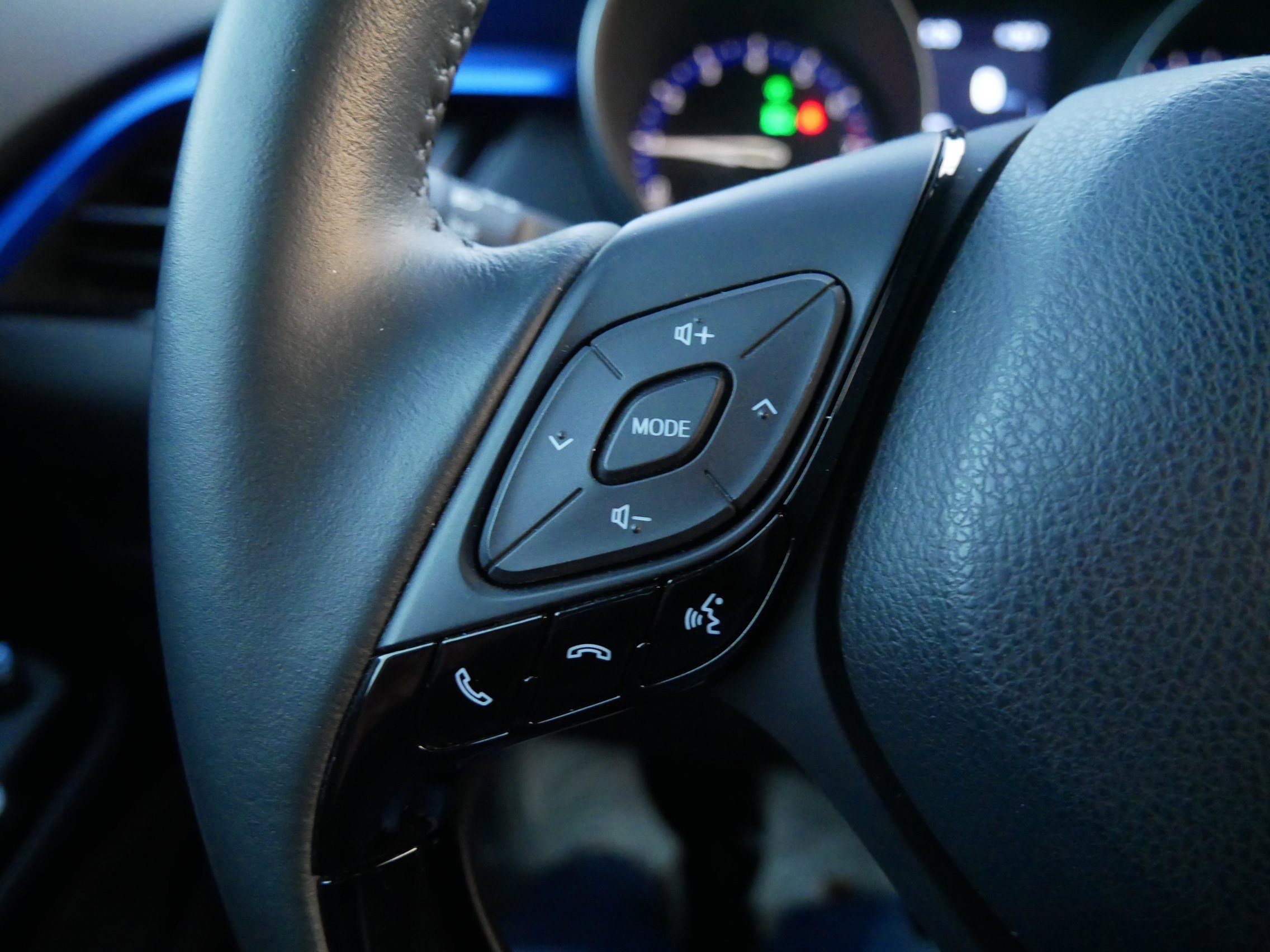 Used 2020 Toyota C-HR XLE image 30