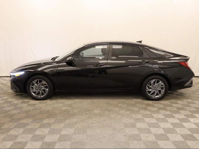 Used 2024 Hyundai Elantra SEL image 3