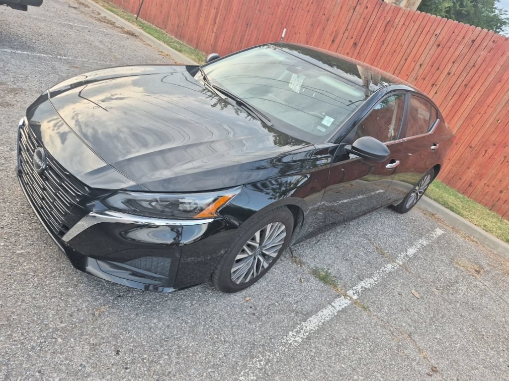 Used 2025 Nissan Altima 2.5 SV FWD image 2