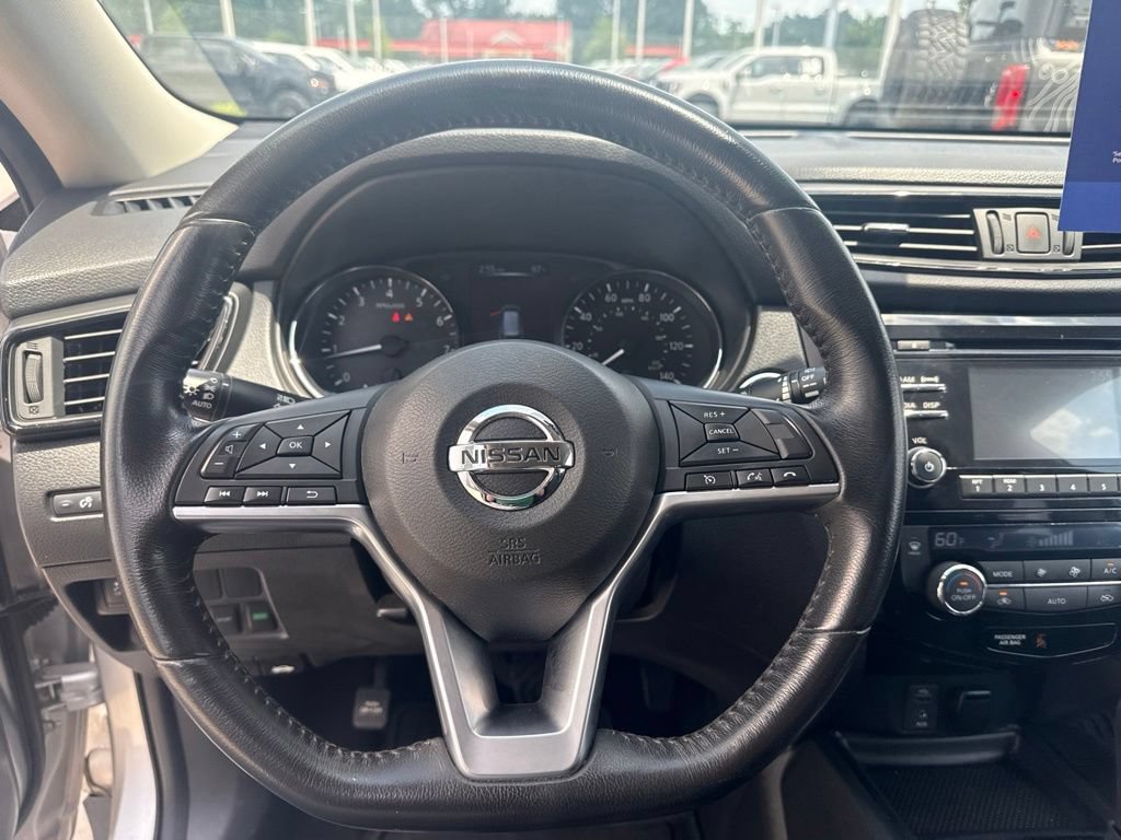 Used 2017 Nissan Rogue SV FWD image 18