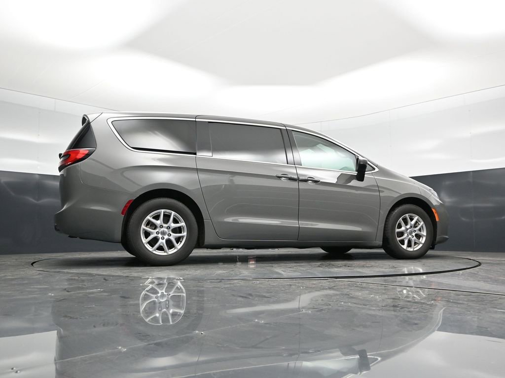 Used 2023 Chrysler Pacifica Touring-L image 49