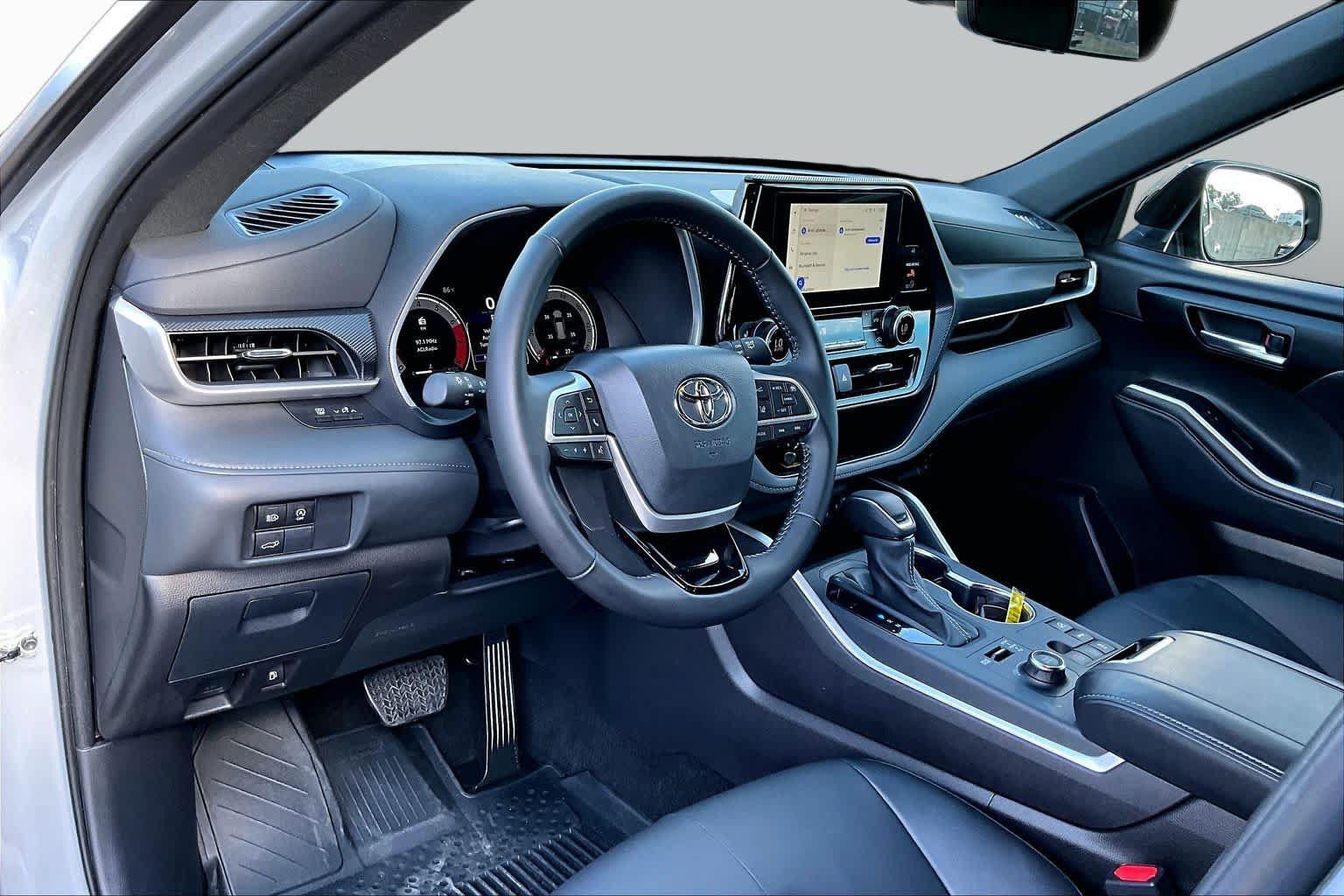 Used 2025 Toyota Highlander XSE AWD/4WD image 18