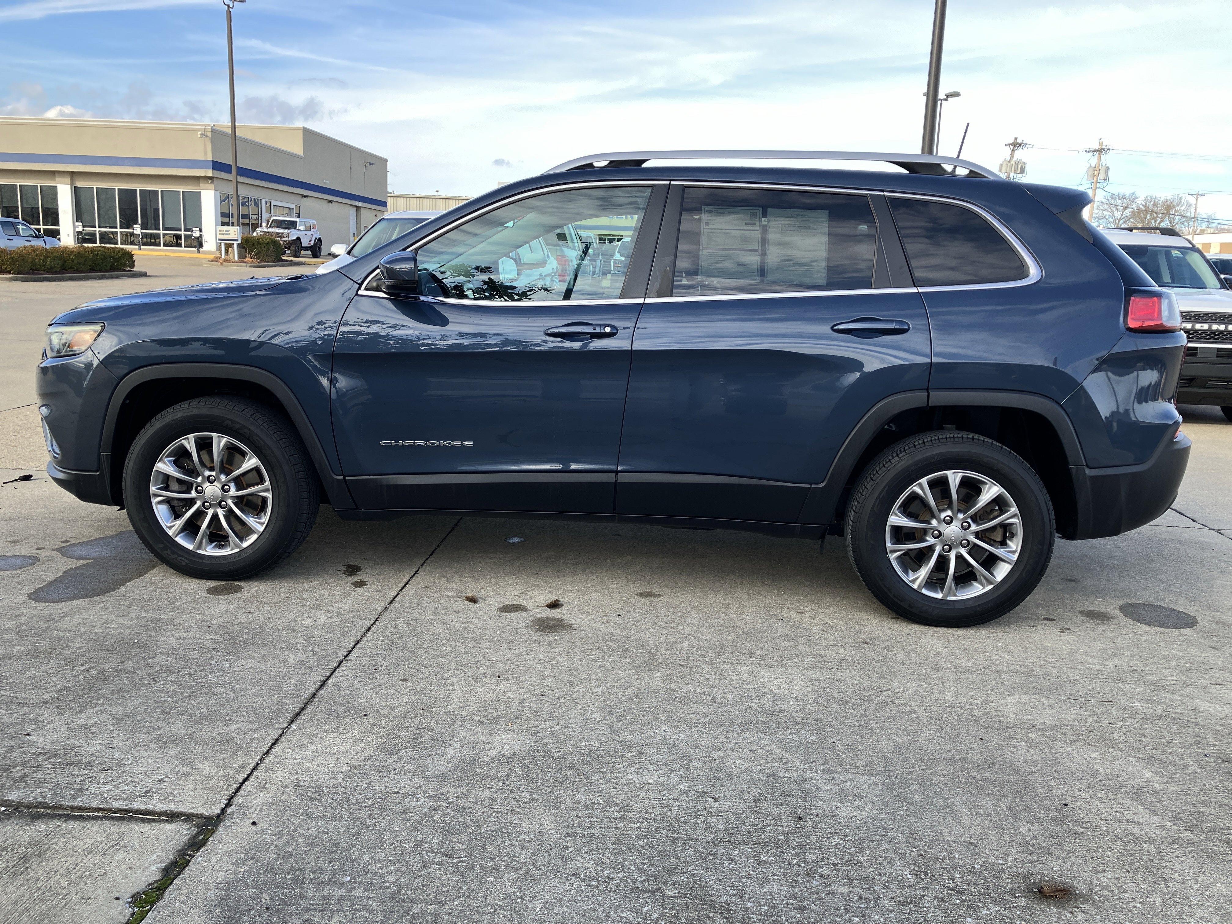 Used 2020 Jeep Cherokee Latitude Plus image 3