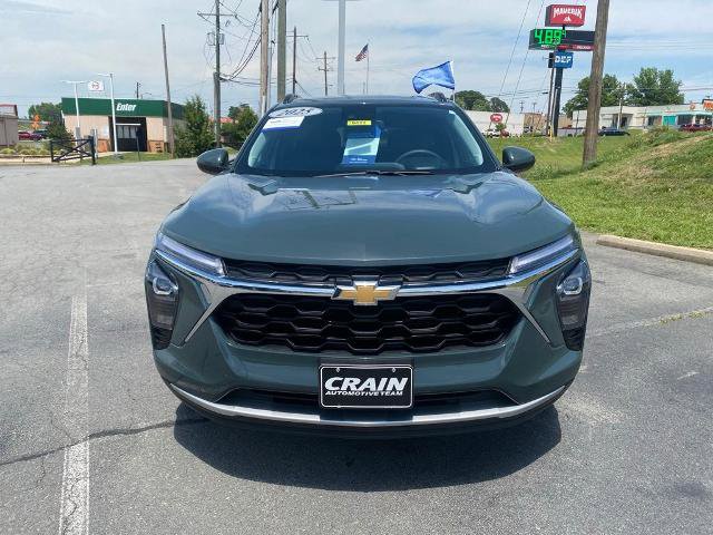Used 2025 Chevrolet Trax LT FWD image 3