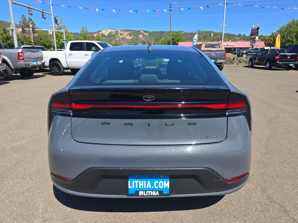 Used 2023 Toyota Prius LE FWD image 4