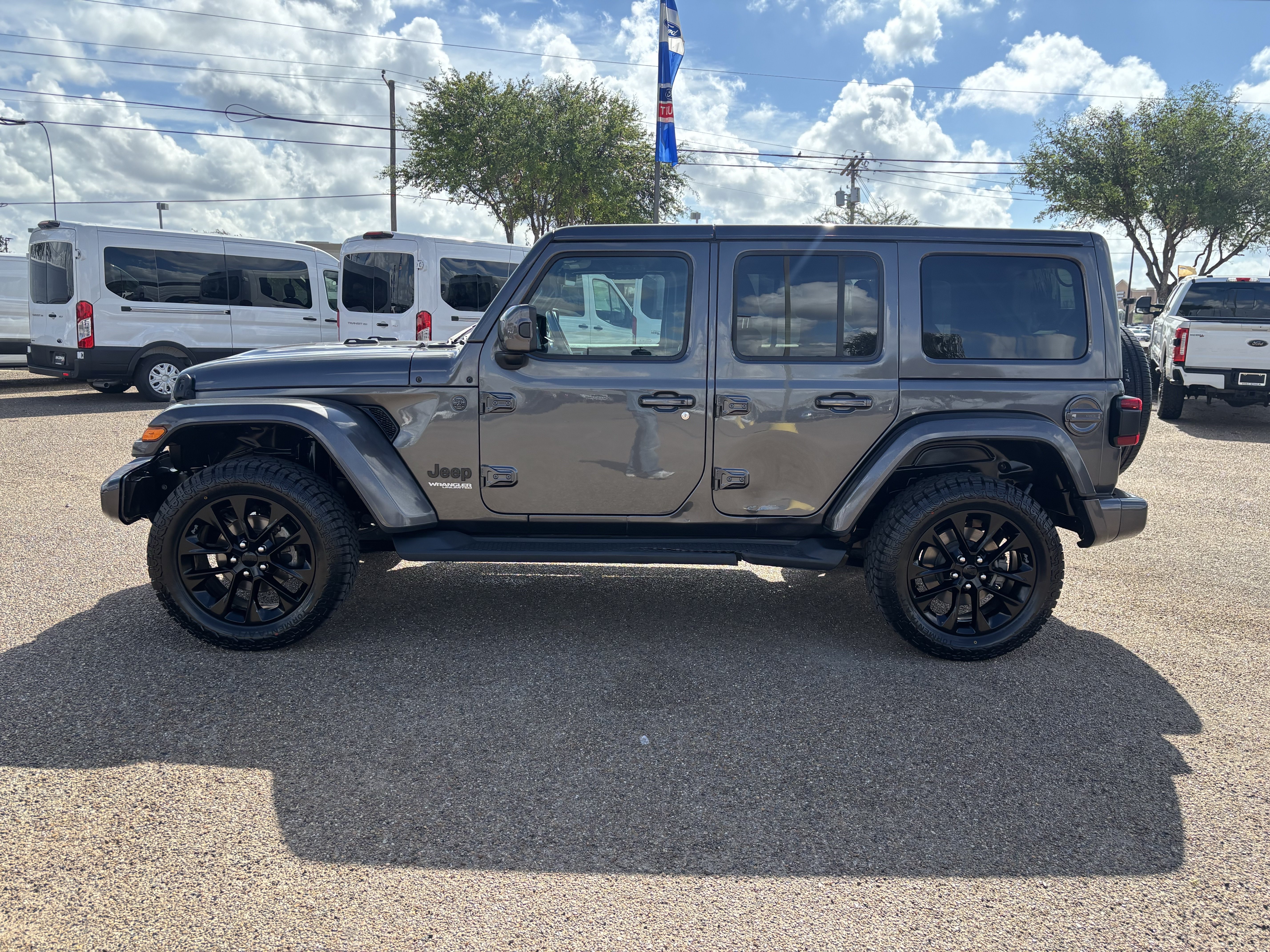 Used 2021 Jeep Wrangler Unlimited Sahara AWD/4WD image 3