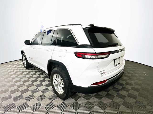 Used 2023 Jeep Grand Cherokee Laredo image 3