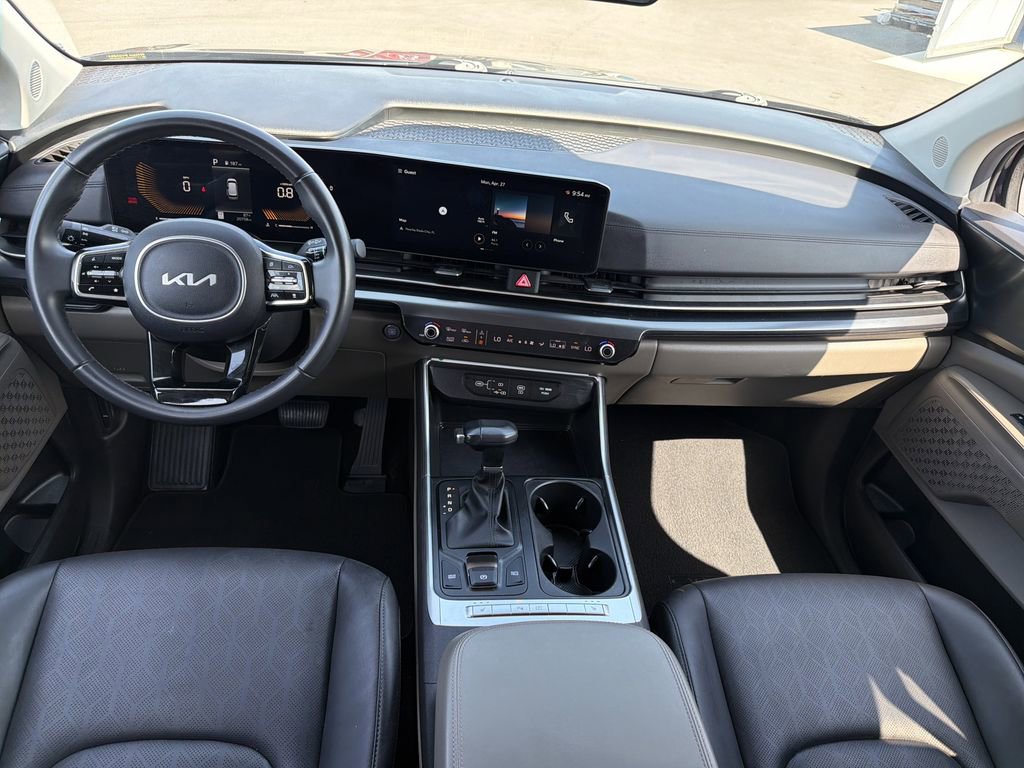 Used 2025 Kia Carnival FWD image 11