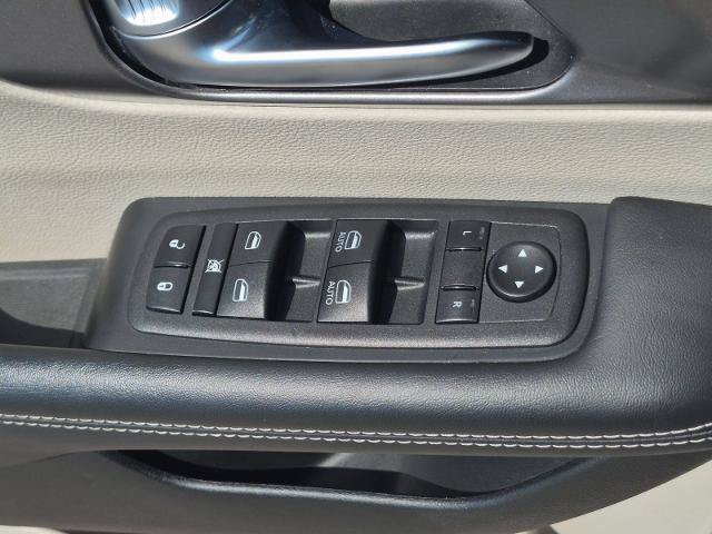Used 2023 Chrysler Pacifica Touring-L FWD image 15
