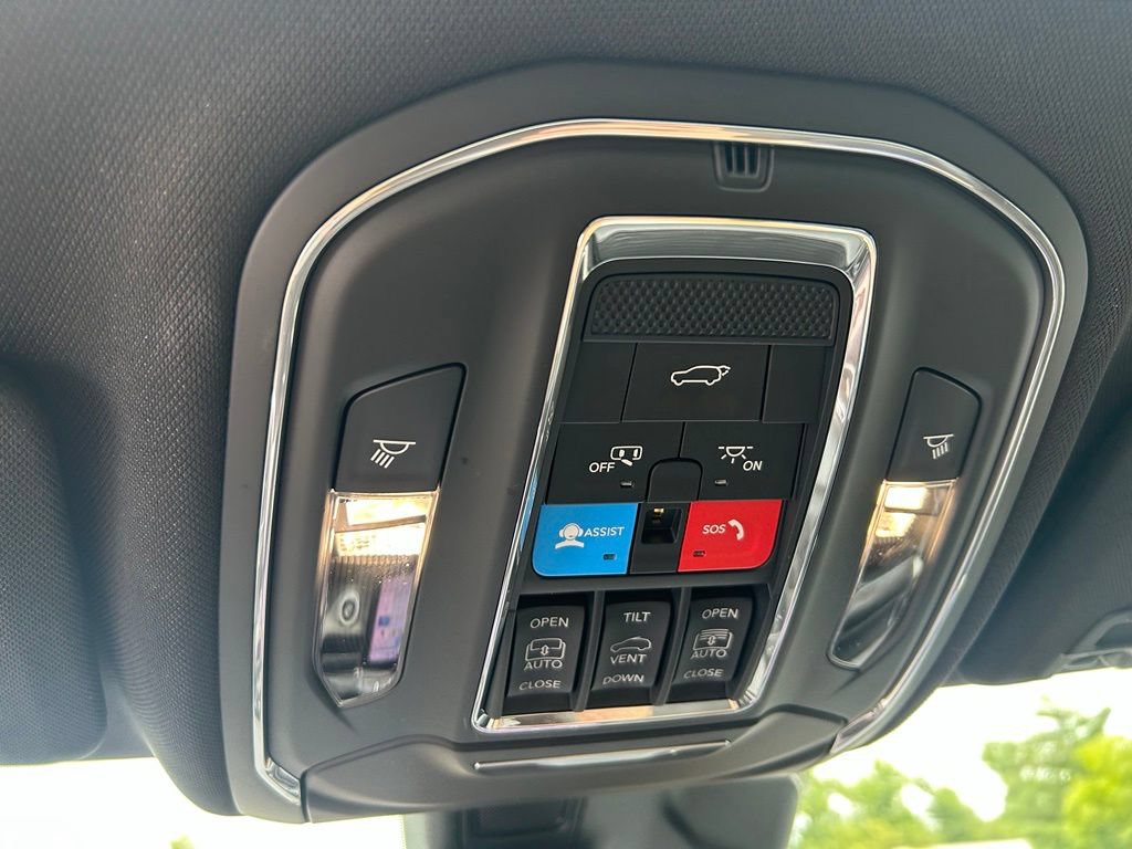Used 2024 Jeep Grand Cherokee Limited w/ Black Appearance Package AWD/4WD image 29