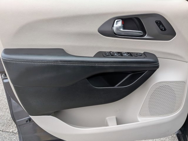 Used 2023 Chrysler Pacifica Touring-L FWD image 11