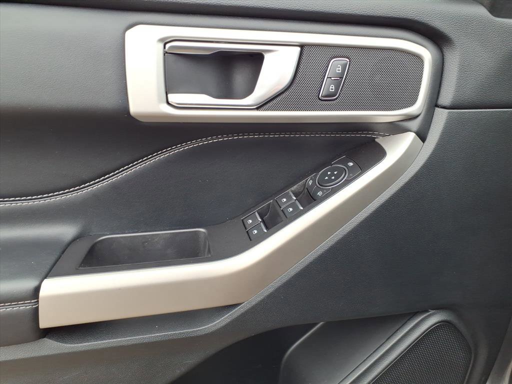 Certified 2022 Ford Explorer XLT w/ Equipment Group 202A image 8