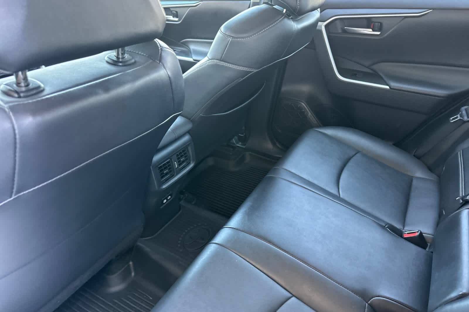 Used 2023 Toyota RAV4 XLE Premium FWD image 4