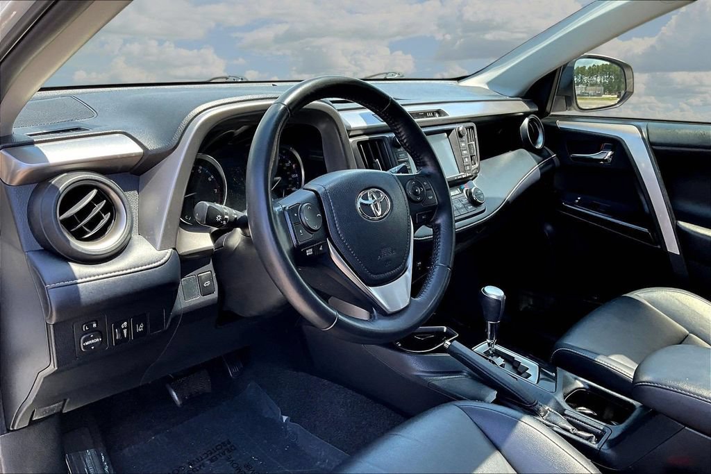Used 2018 Toyota RAV4 Limited FWD image 19