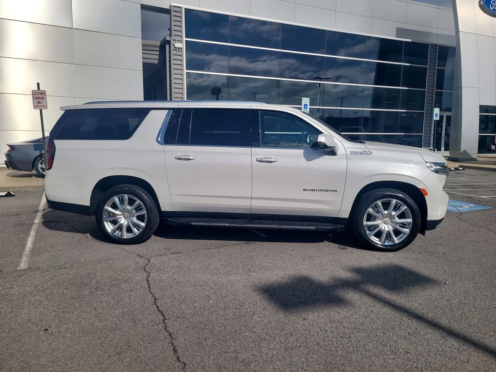Used 2023 Chevrolet Suburban High Country image 2
