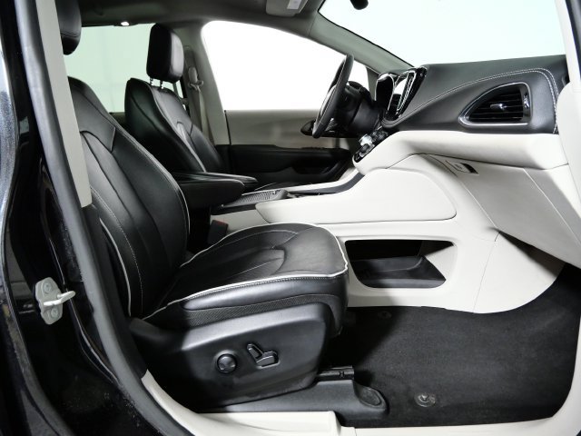 Used 2023 Chrysler Pacifica Limited FWD image 10