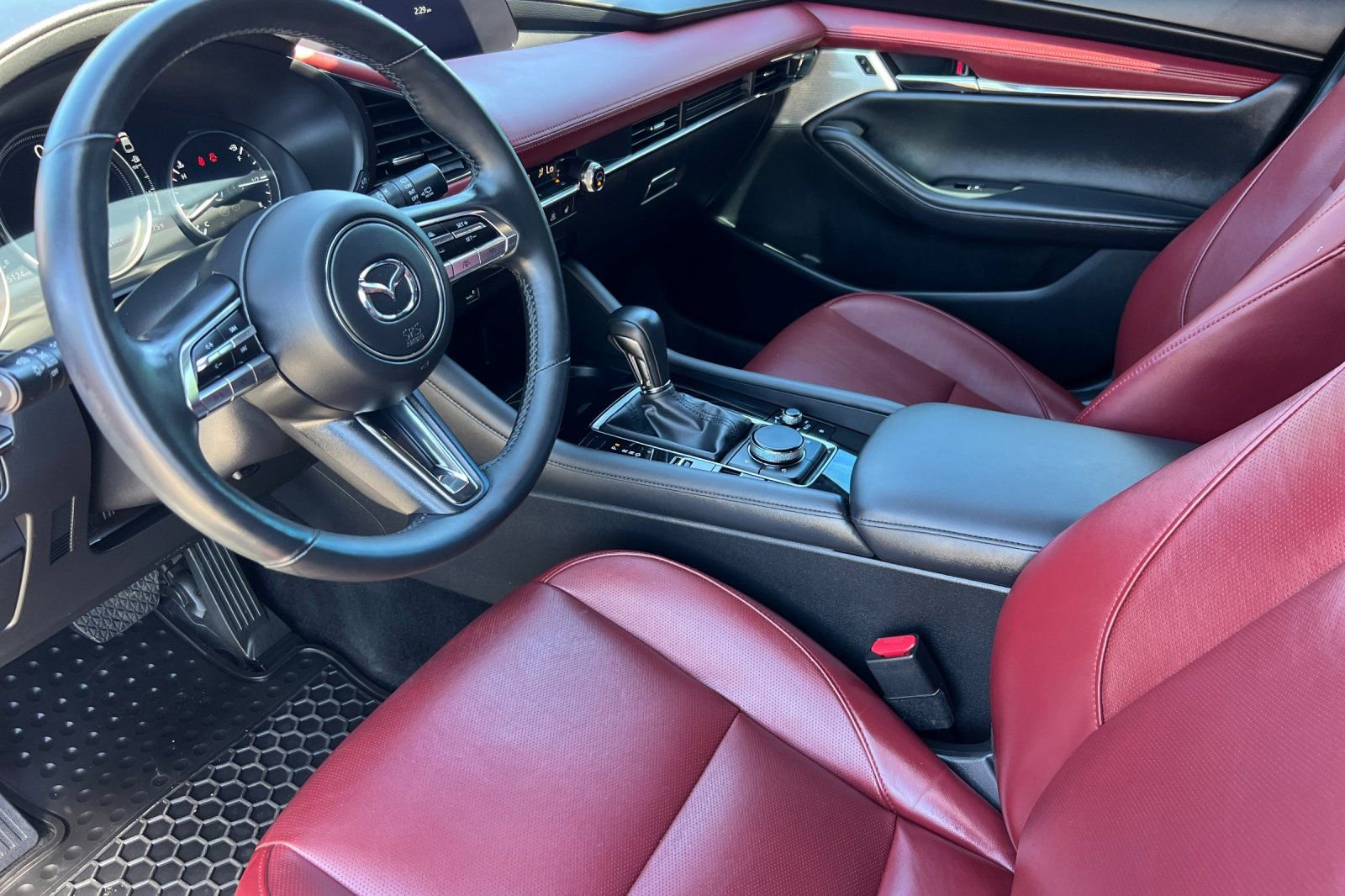 Used 2021 MAZDA MAZDA3 Hatchback w/Premium Plus Pkg image 11