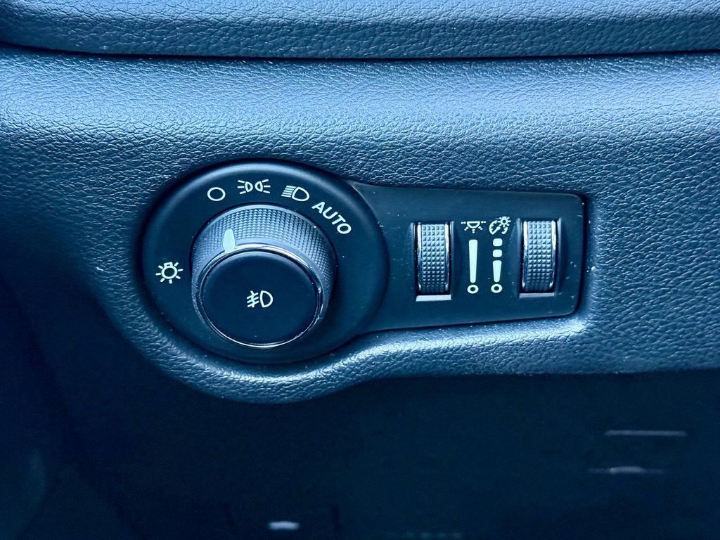 Used 2025 Chrysler Pacifica Limited image 22