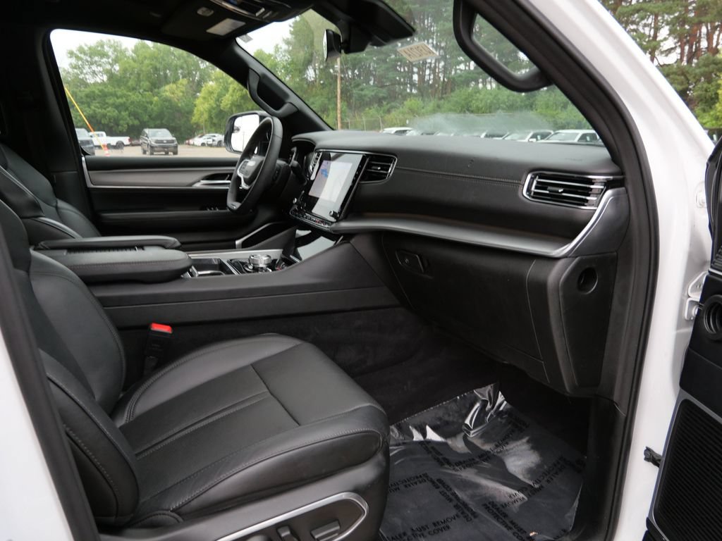 Used 2023 Jeep Wagoneer Series II w/ Convenience Group I AWD/4WD image 11