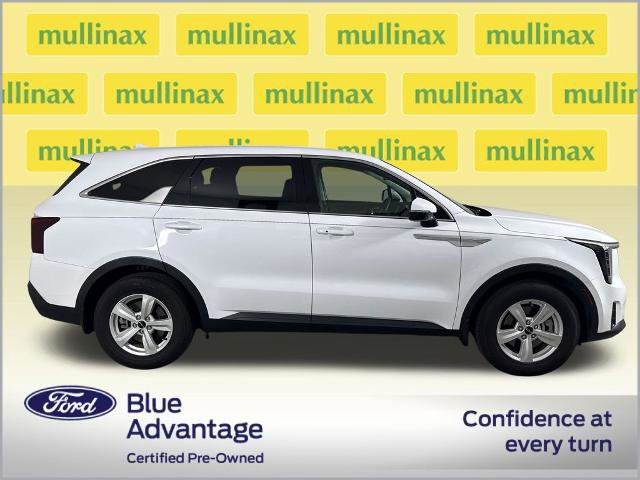 Used 2024 Kia Sorento LX FWD image 2