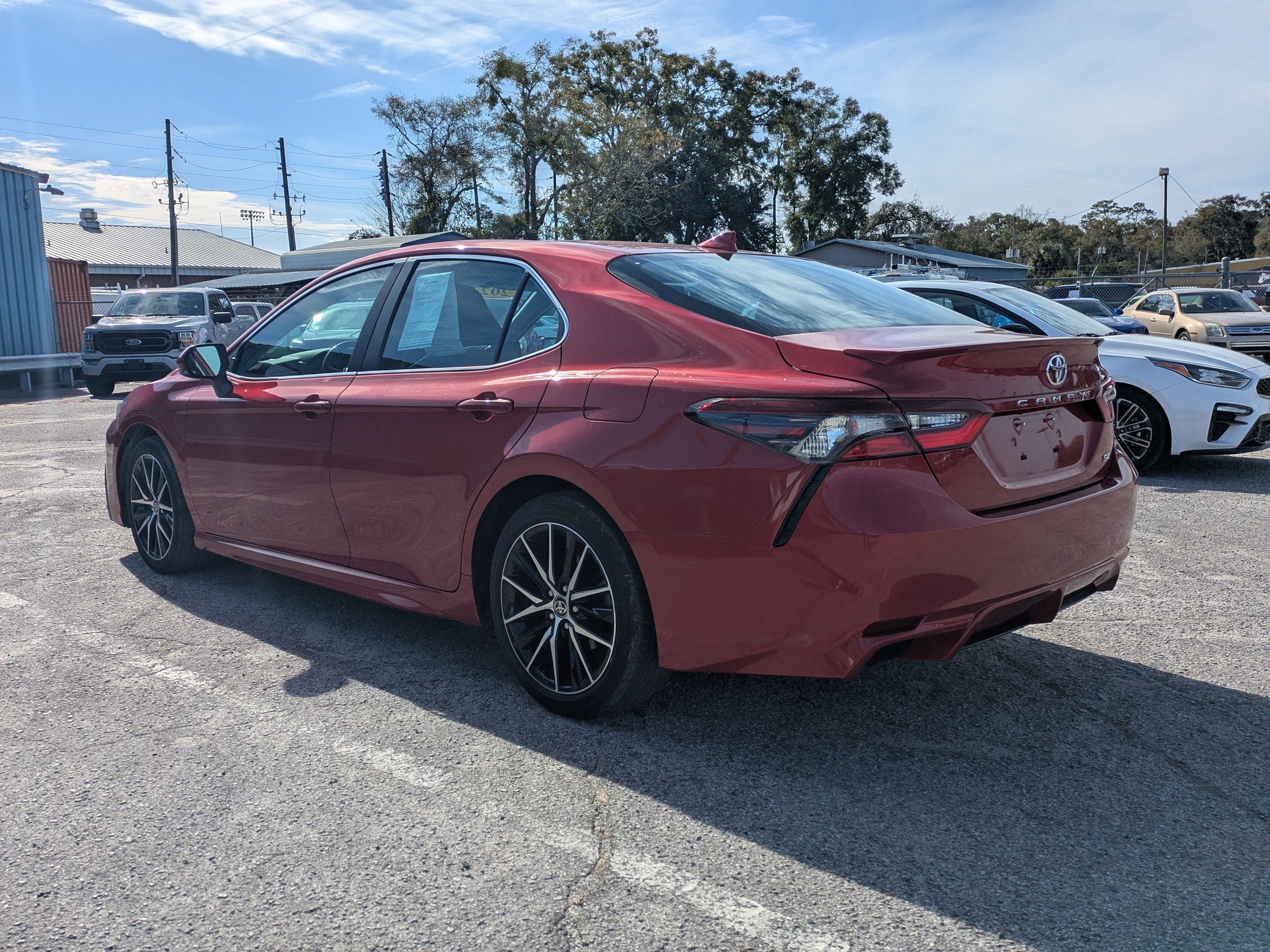 Used 2023 Toyota Camry SE image 3