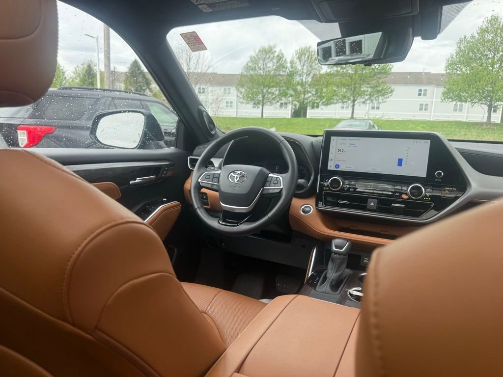 Used 2025 Toyota Highlander Platinum AWD/4WD image 54