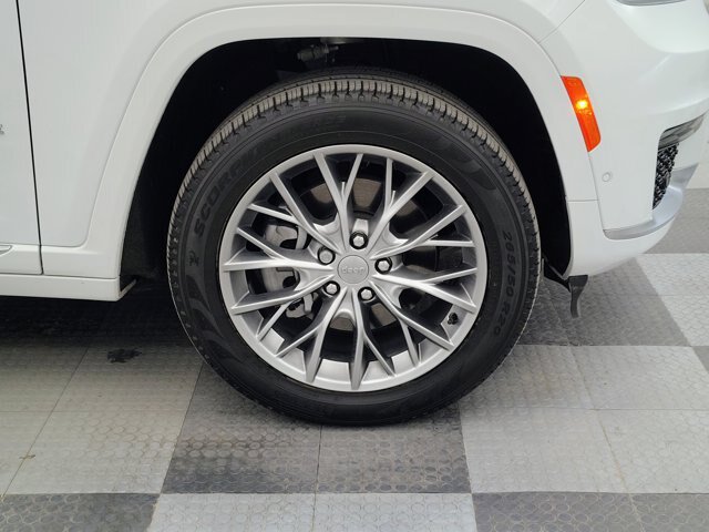 Used 2025 Jeep Grand Cherokee L Summit AWD/4WD image 15