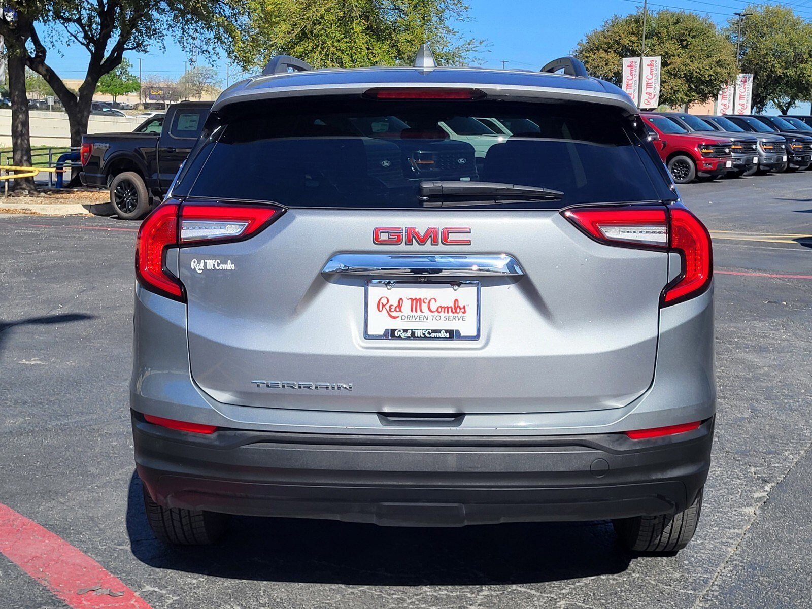 Used 2023 GMC Terrain SLE w/ Driver Convenience Package image 4