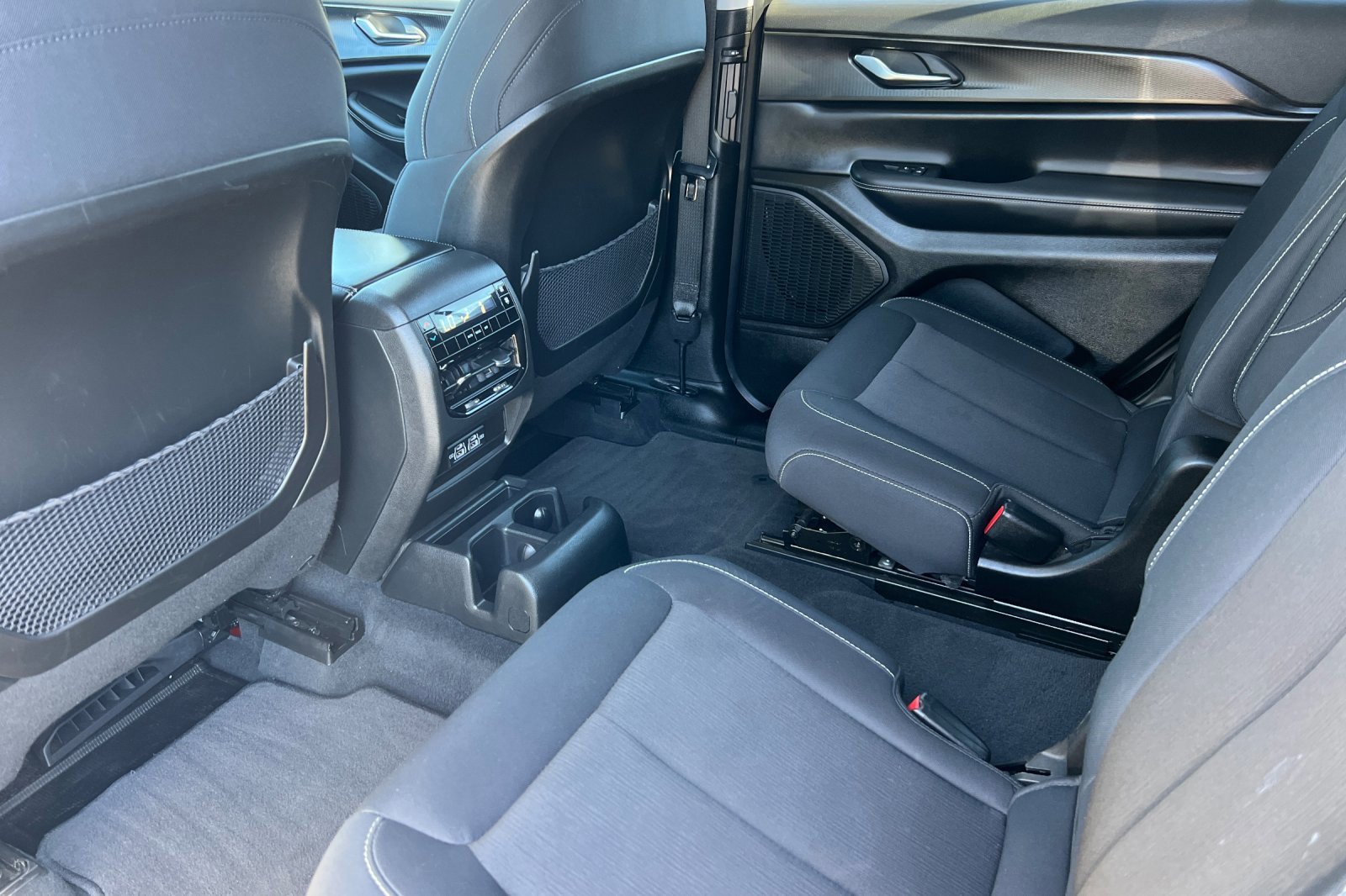 Used 2023 Jeep Grand Cherokee L Laredo image 13