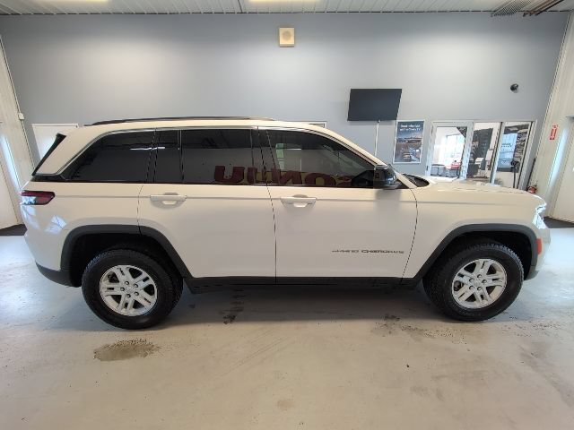 Used 2023 Jeep Grand Cherokee Laredo AWD/4WD image 6