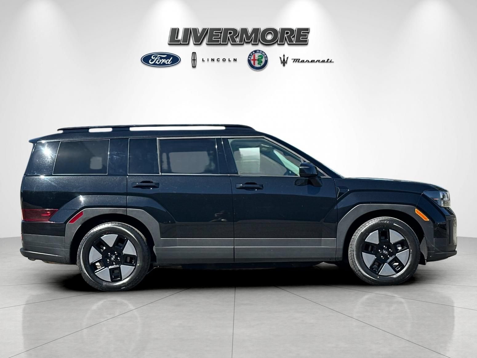 Used 2025 Hyundai Santa Fe SEL FWD image 2
