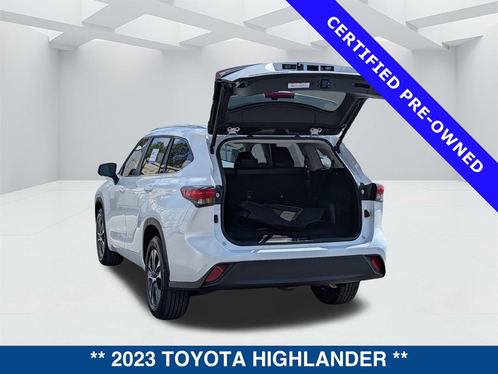 Used 2023 Toyota Highlander XLE image 3