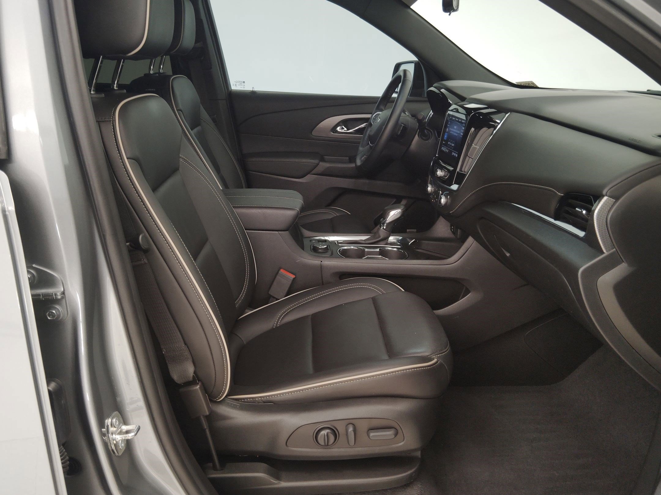 Used 2023 Chevrolet Traverse Premier w/ Redline Edition image 30