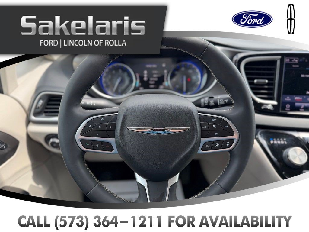 Used 2022 Chrysler Pacifica Touring-L FWD image 16
