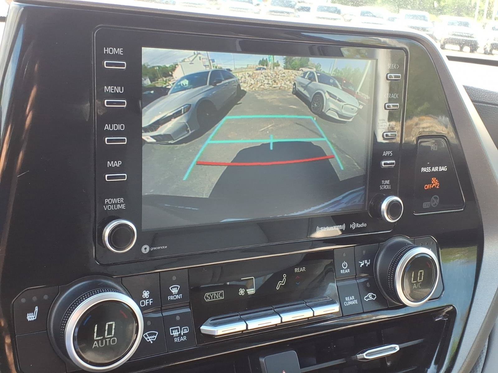 Used 2021 Toyota Highlander XLE AWD/4WD image 17