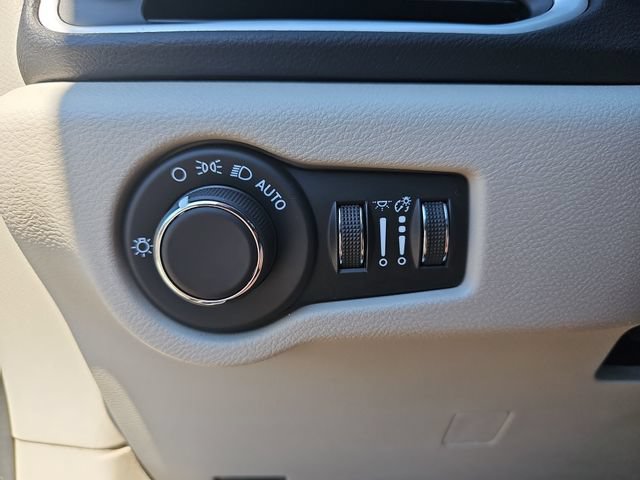 Used 2024 Chrysler Voyager LX FWD image 33