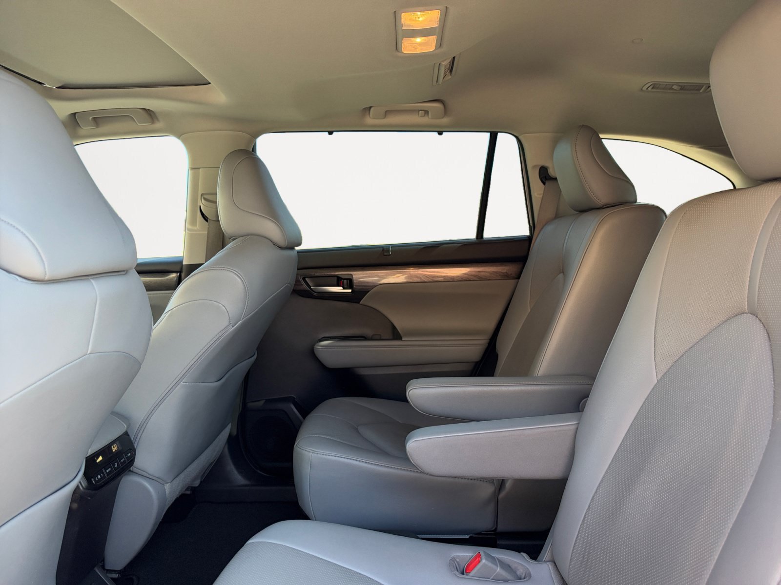 Used 2021 Toyota Highlander Limited FWD image 13