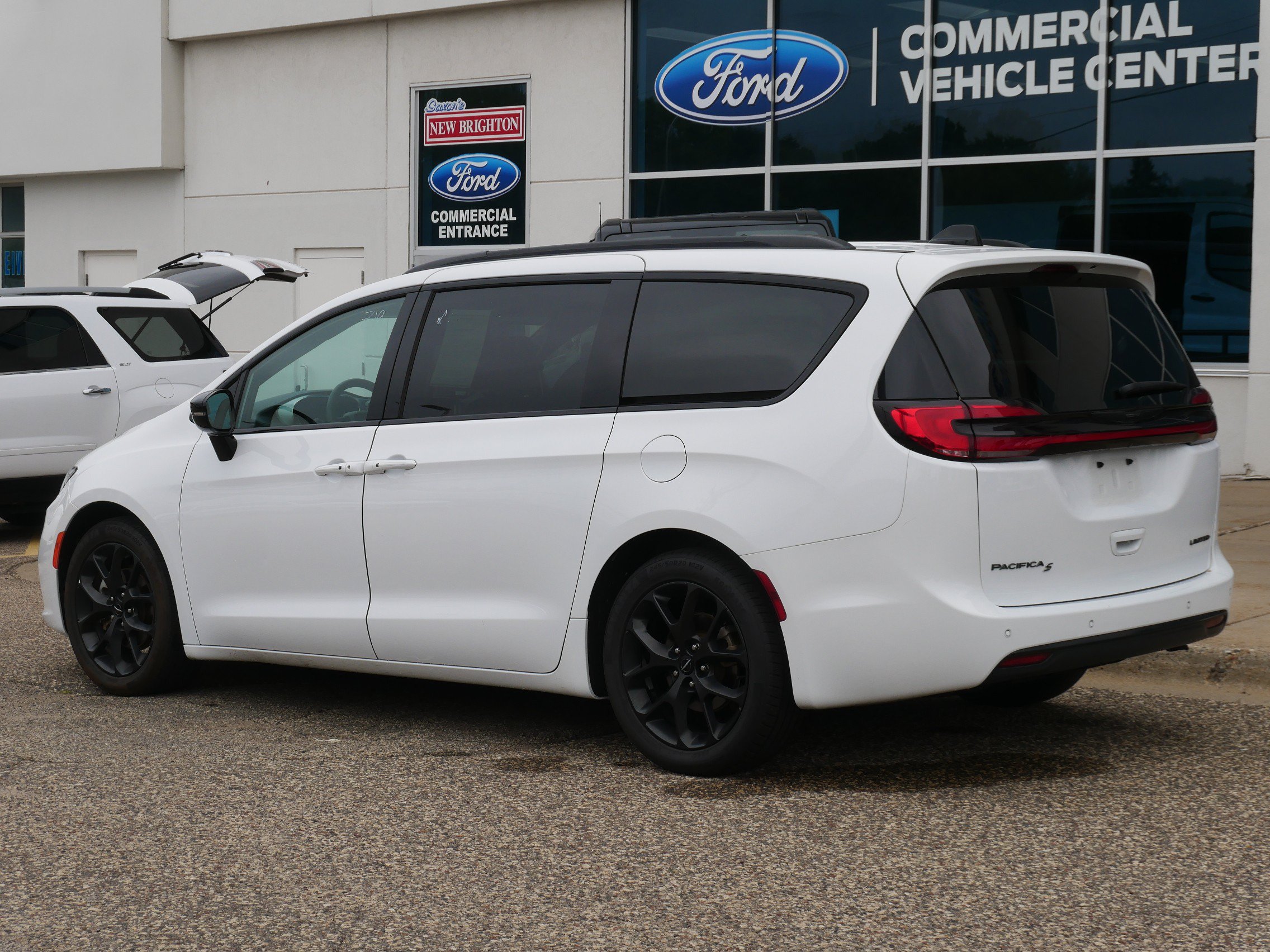Used 2025 Chrysler Pacifica Limited FWD image 27