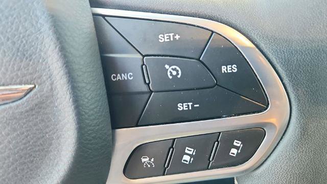 Used 2025 Chrysler Pacifica Select image 23